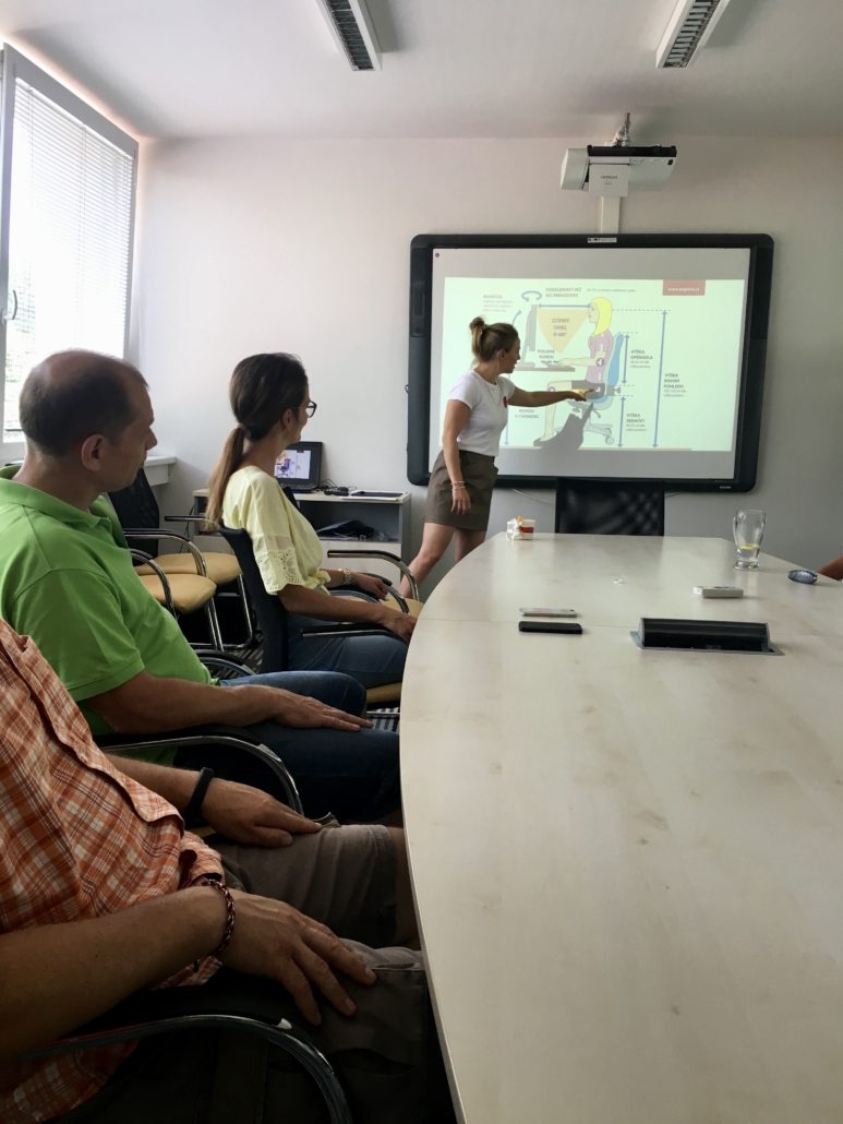 Natálie Jiroutková přednáší o ergonomii sezení zaměstnancům